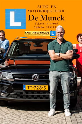 Wim de Munck van Autorijschool De Munck voor een leswagen